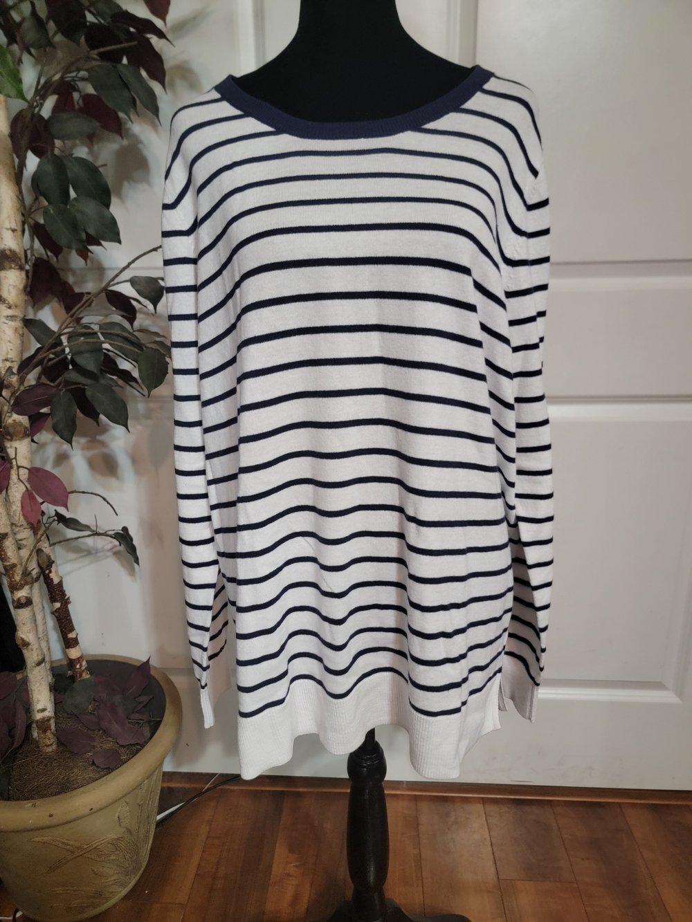 Old Navy White and Navy Stripe Scoop Neck Sweater